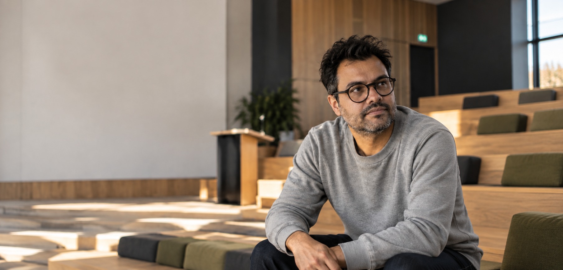 Pierre Dambreville dans une salle de réunion